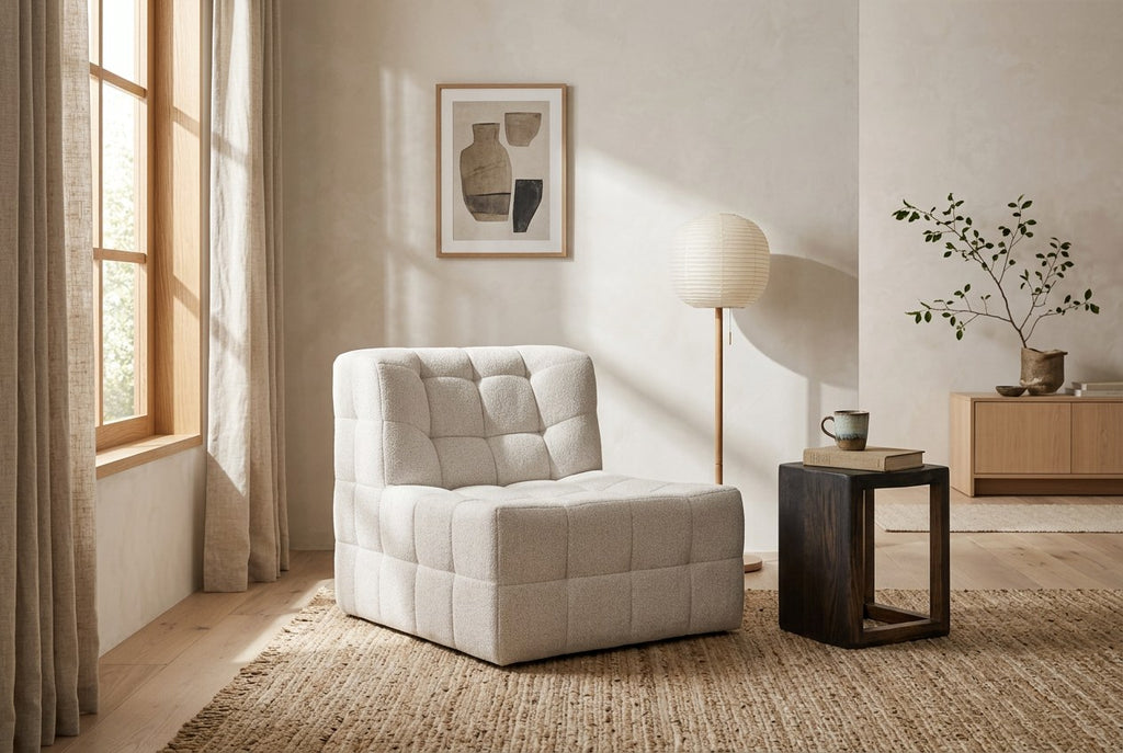 Malou fåtölj beige tyg med metallstomme — miljöbild