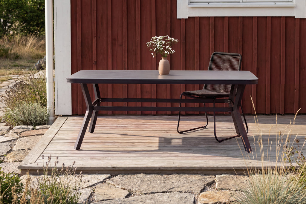 Virya rektangulärt matbord stort svart aluminium med grå glasskiva