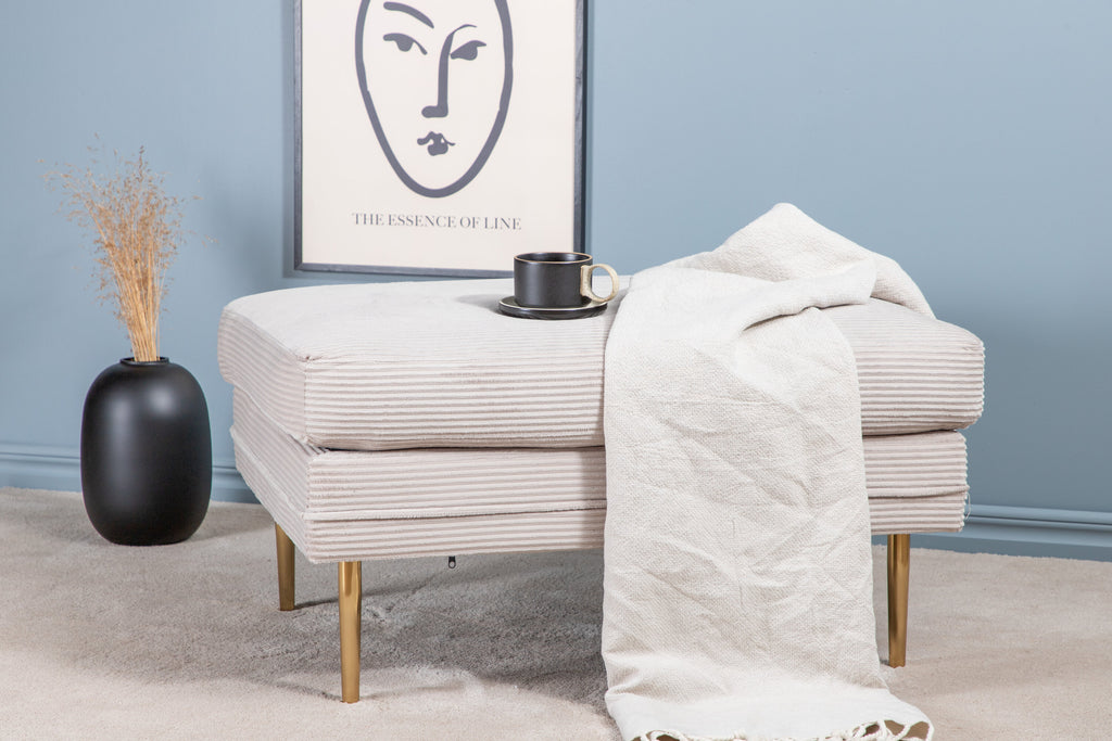 Boom fotpall beige manchester med mässingsfärgat underrede