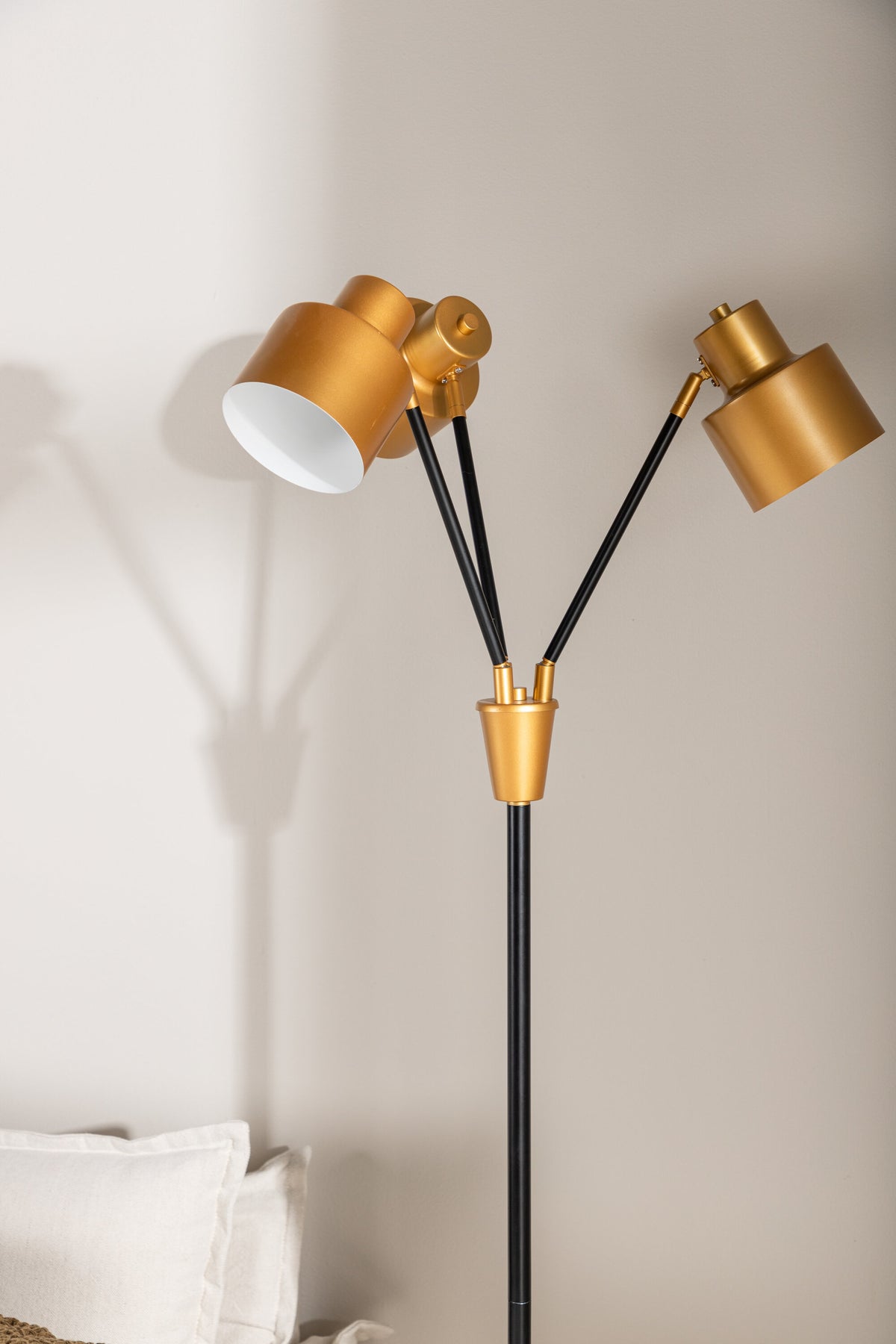 Vifta golvlampa svart och mässingsfärgad