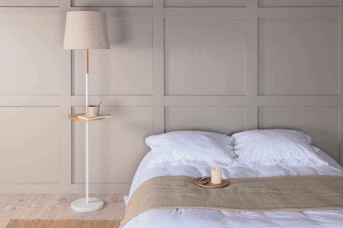 Hattman golvlampa vit/natur/beige med marmor och linneimitation