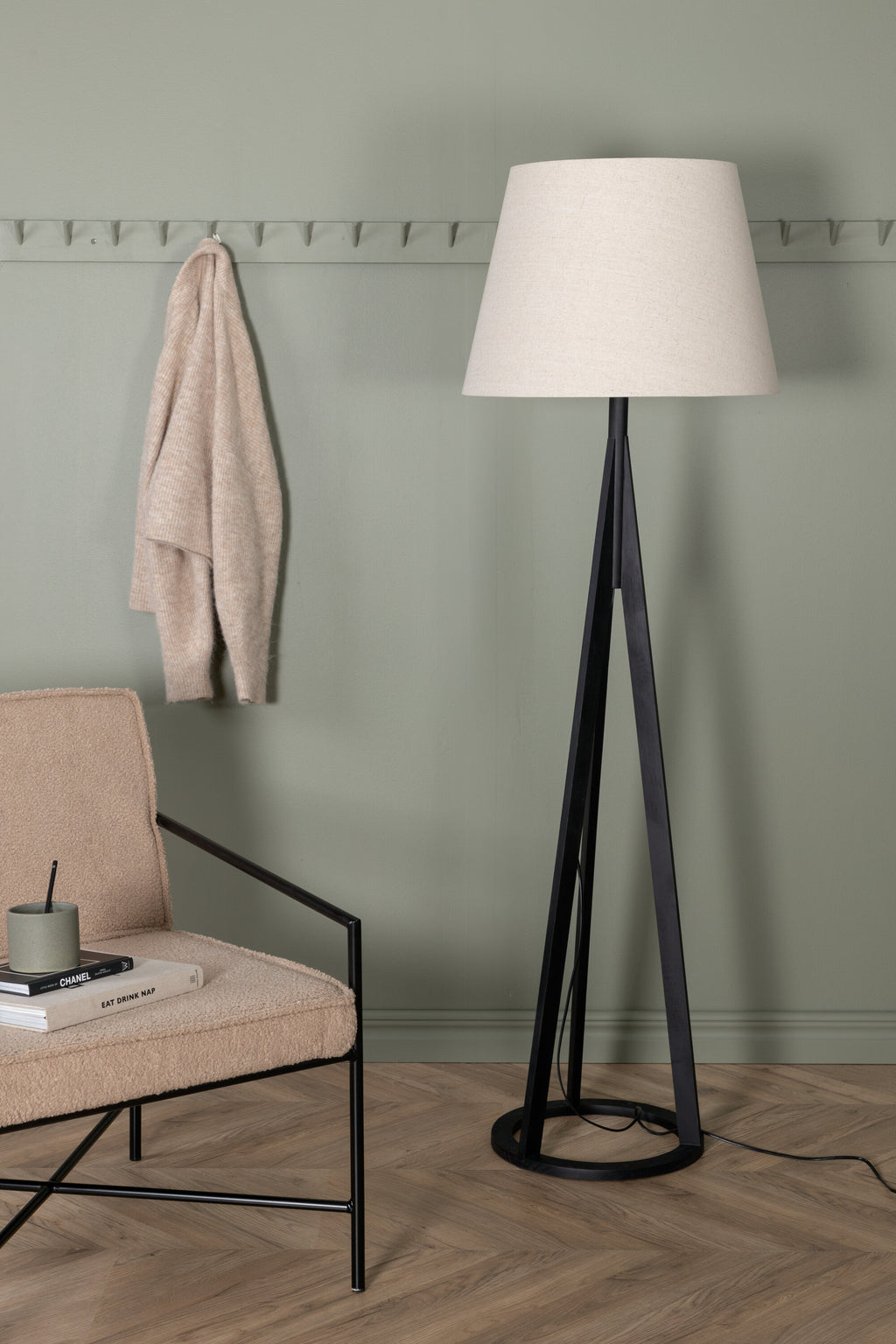 Kona golvlampa svart med linnestruktur