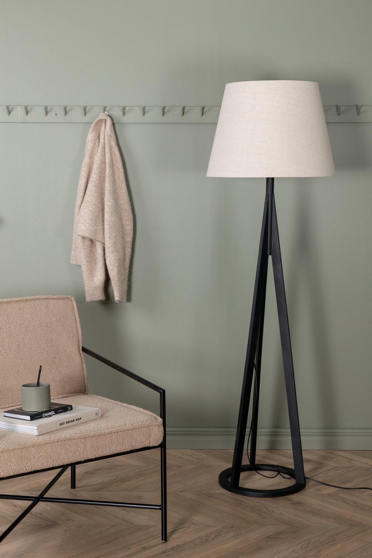 Kona golvlampa svart med linnestruktur