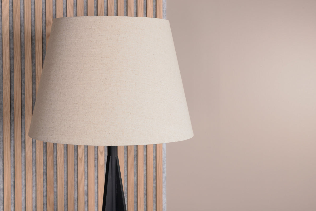 Kona golvlampa svart med linnestruktur