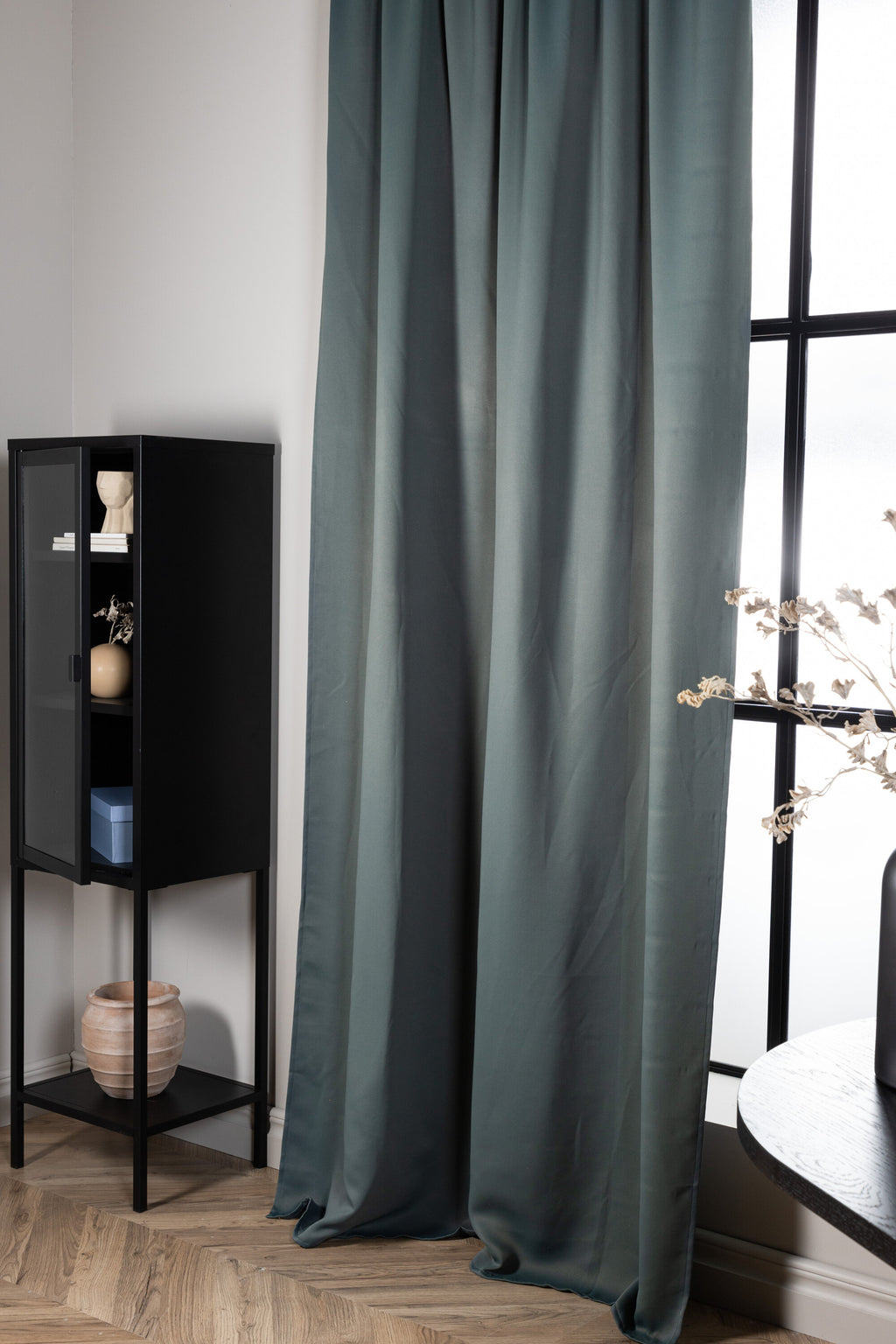 Evelyn mörkläggningsgardin med multiband 135x240 cm blågrön polyester