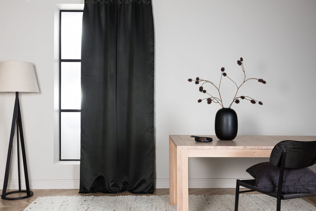 Evelyn mörkläggningsgardin med multiband 135x290 cm svart polyester