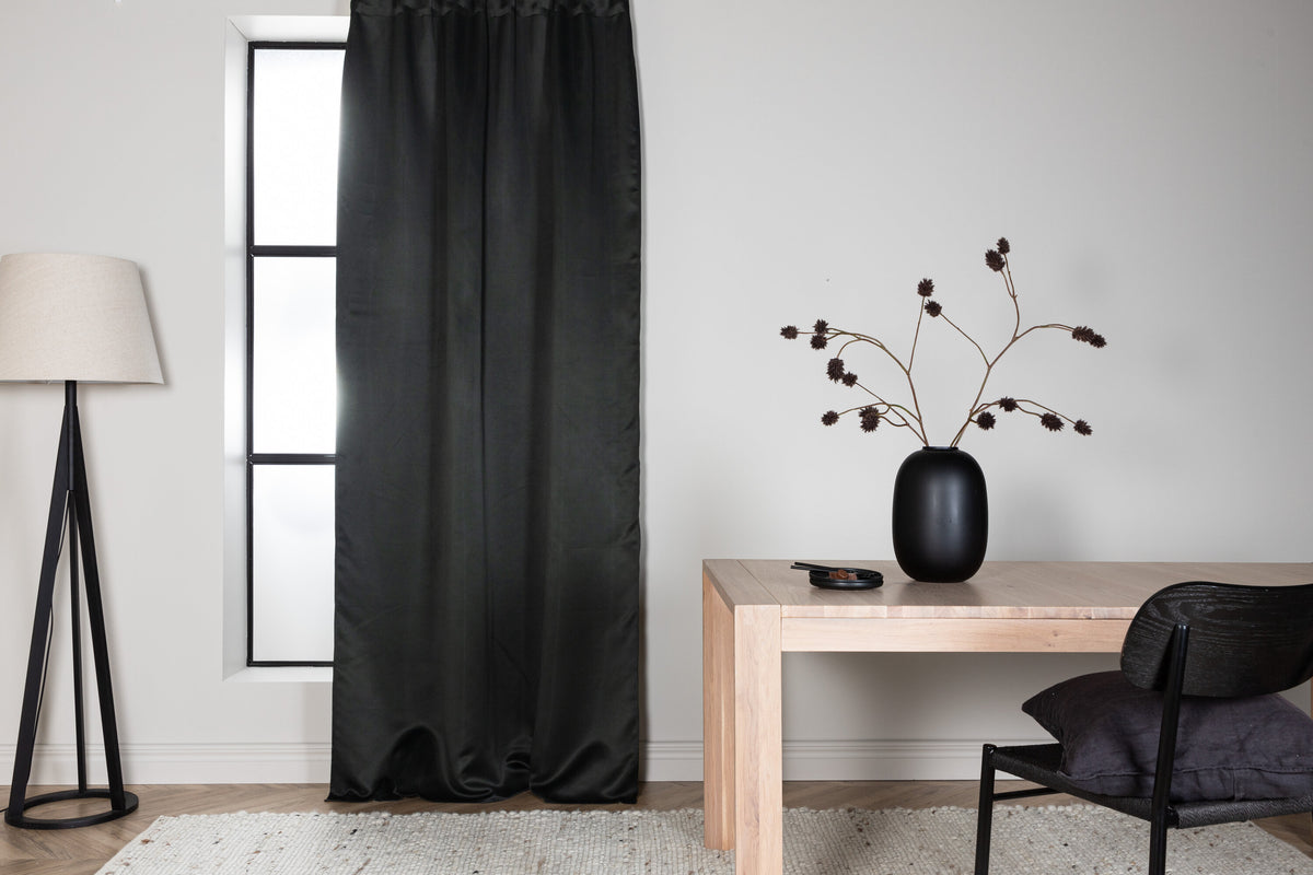 Evelyn mörkläggningsgardin med multiband 135x290 cm svart polyester
