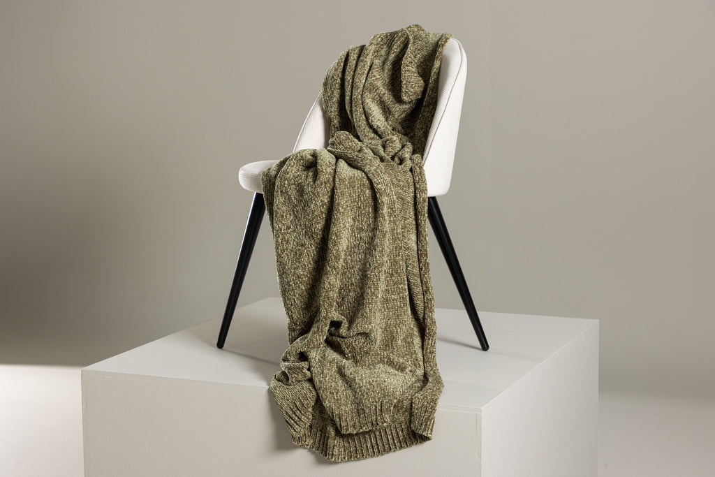 Ally pläd 170x130 cm mossgrön i glansig polyesterchenille