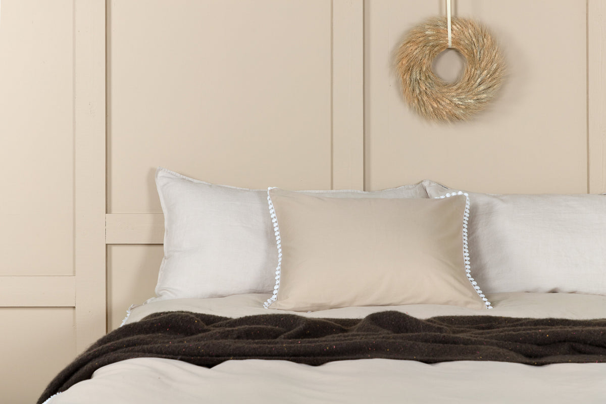 Livia bäddset 150x200 cm beige bomullssatin med vit dekor
