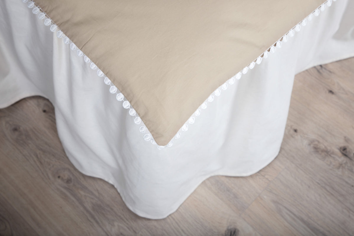 Livia bäddset 150x200 cm beige bomullssatin med vit dekor