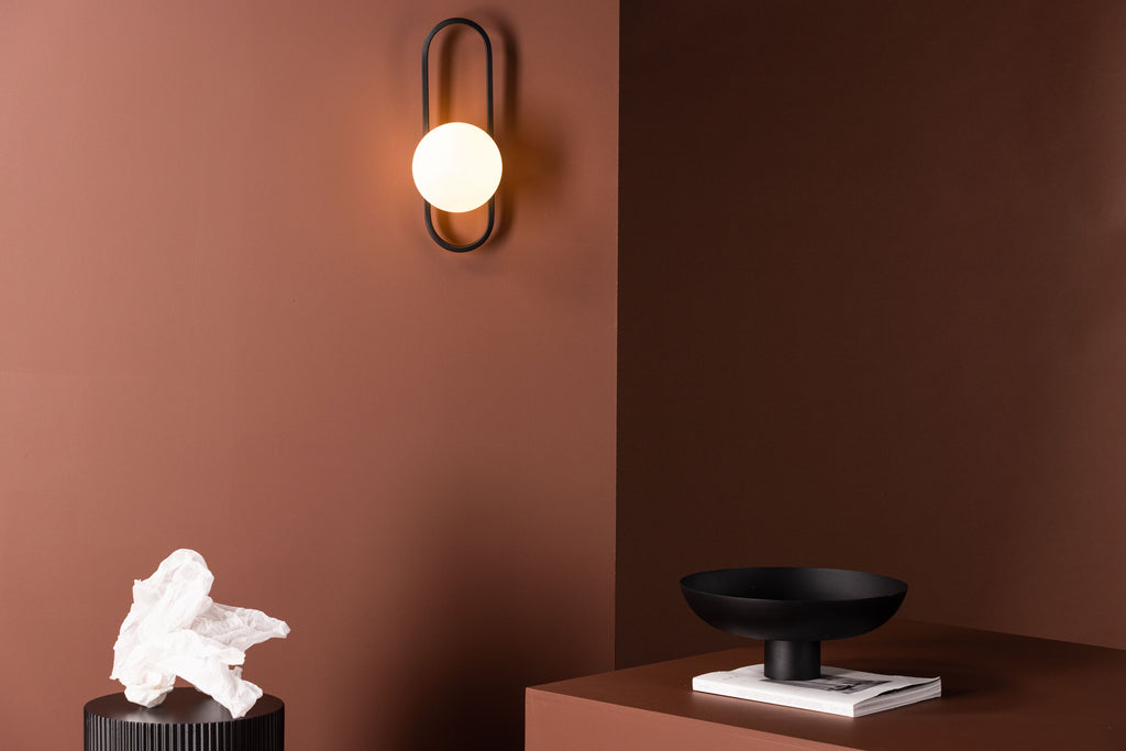 Alpes vägglampa svart med vitt glas
