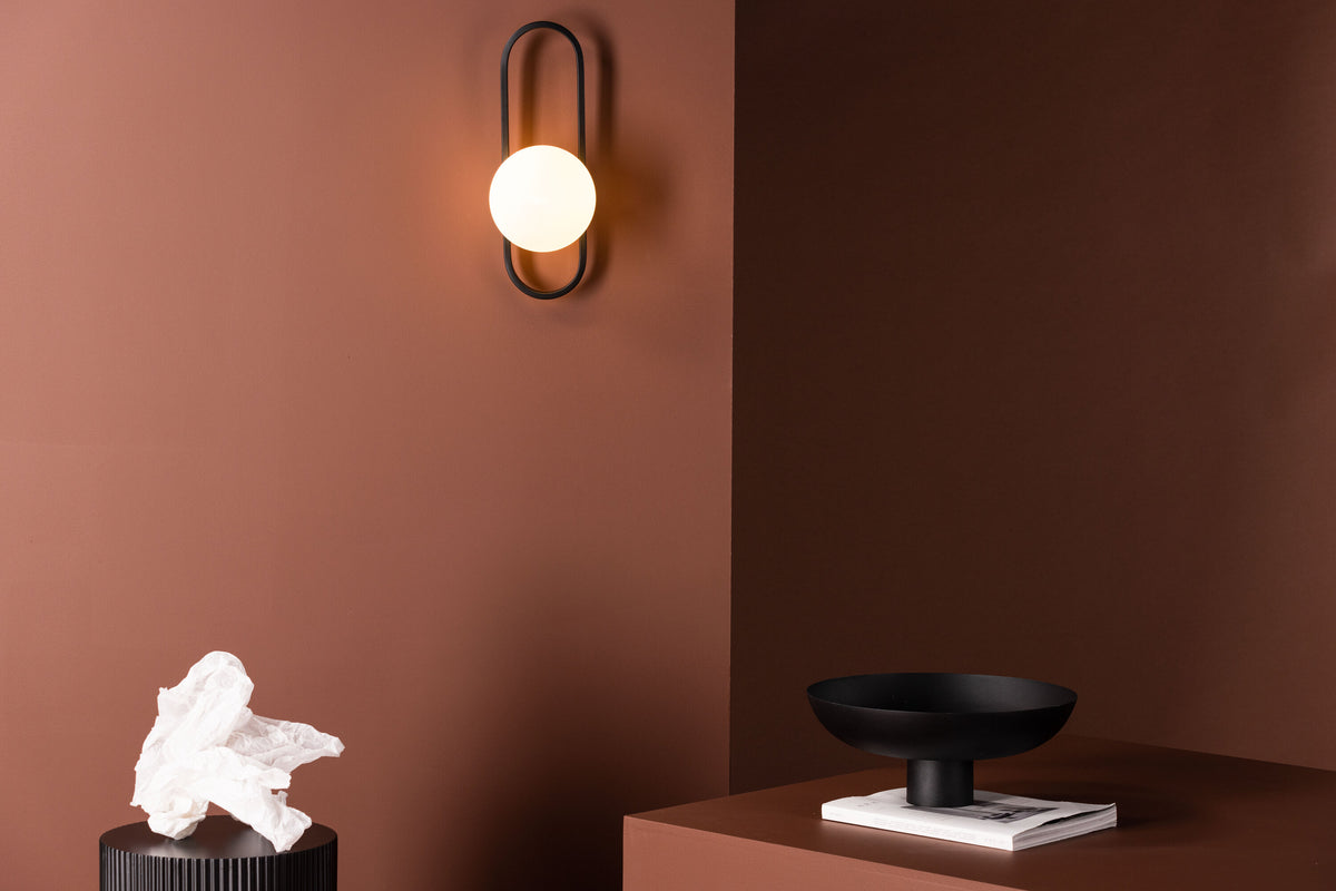 Alpes vägglampa svart med vitt glas