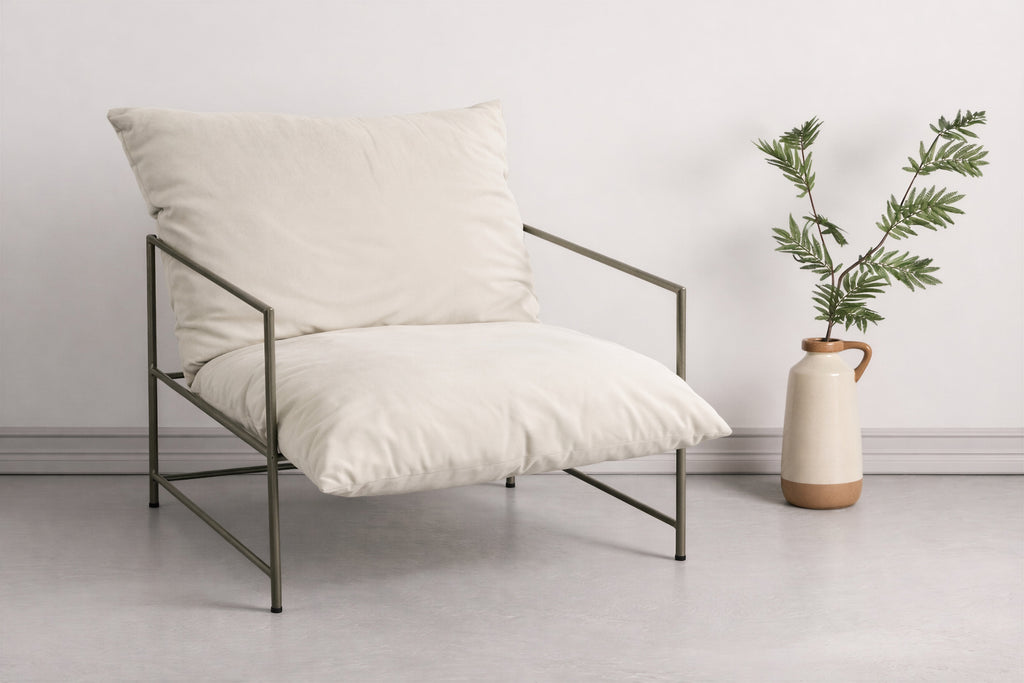 Sedalia fåtölj beige med bronsfärgad stomme