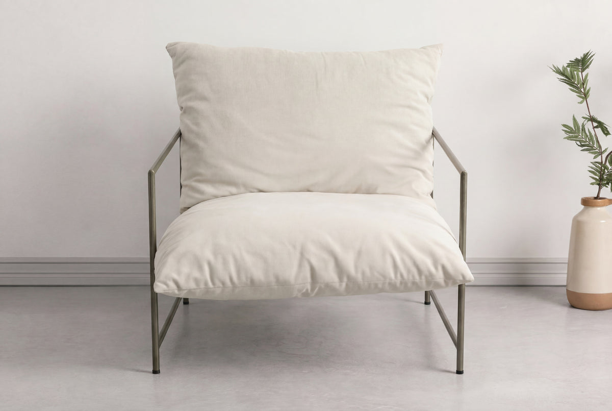 Sedalia fåtölj beige med bronsfärgad stomme