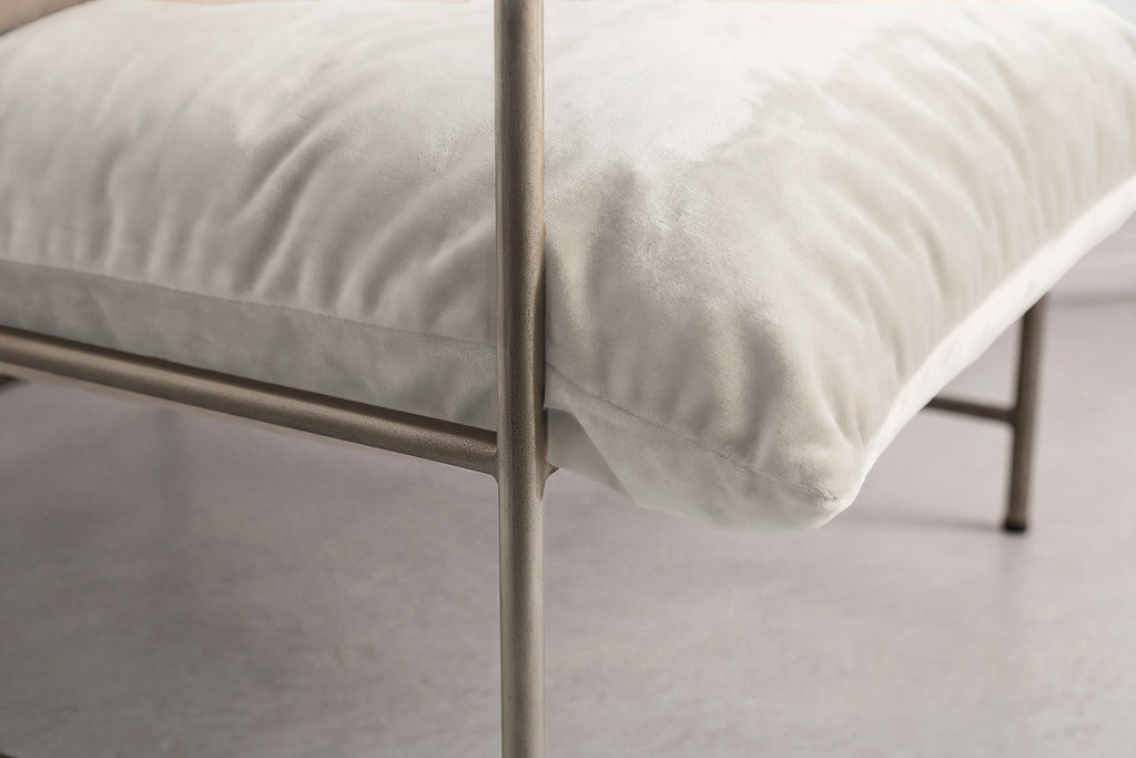 Sedalia fåtölj beige med bronsfärgad stomme