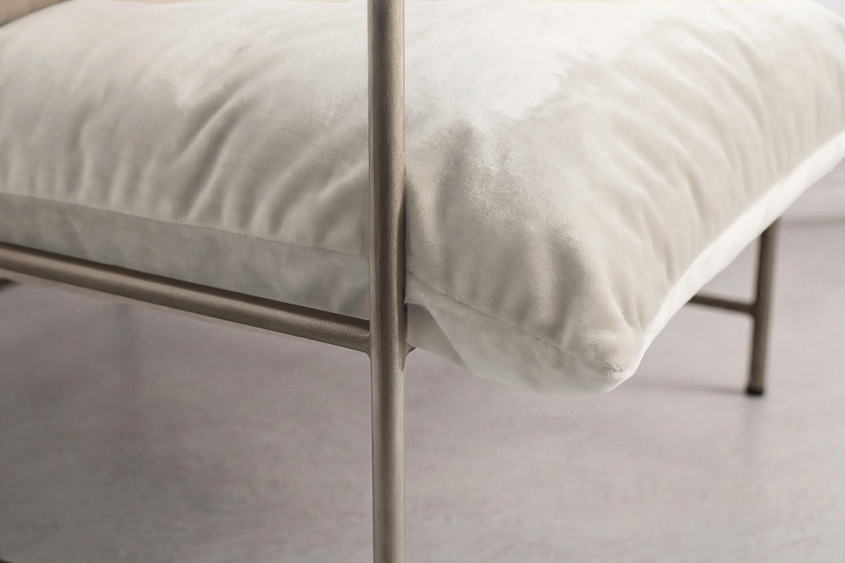 Sedalia fåtölj beige med bronsfärgad stomme