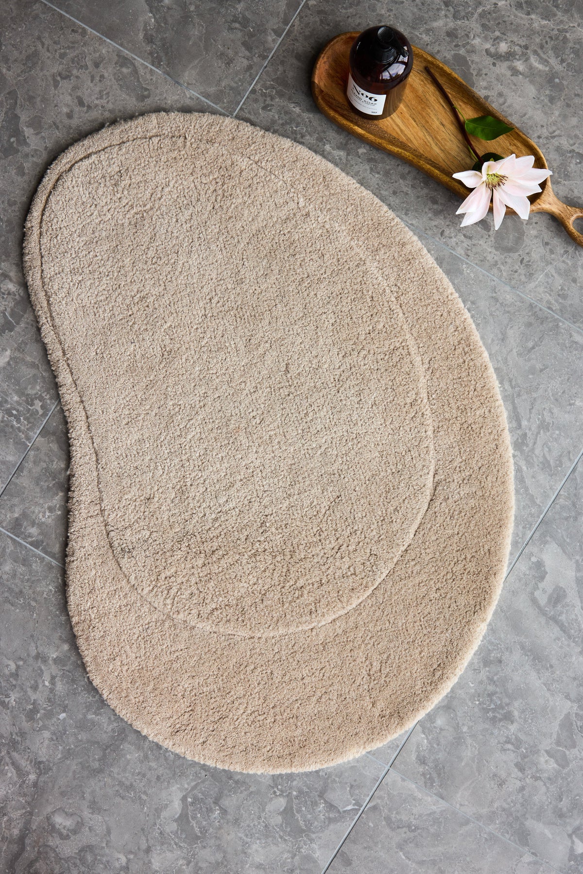 Elvis oval badrumsmatta 60x85 cm benvit med tygbaksida
