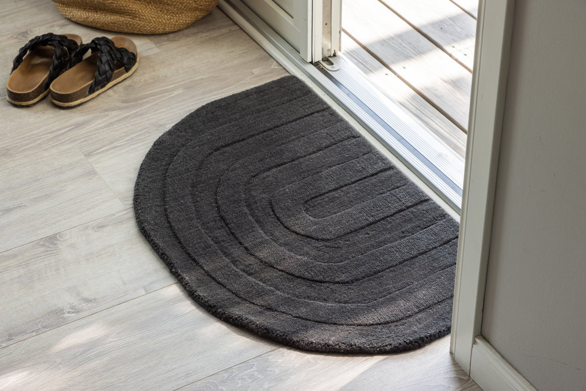Nora halvmåneformad dörrmatta 50x80 cm antracitgrå ullblandning
