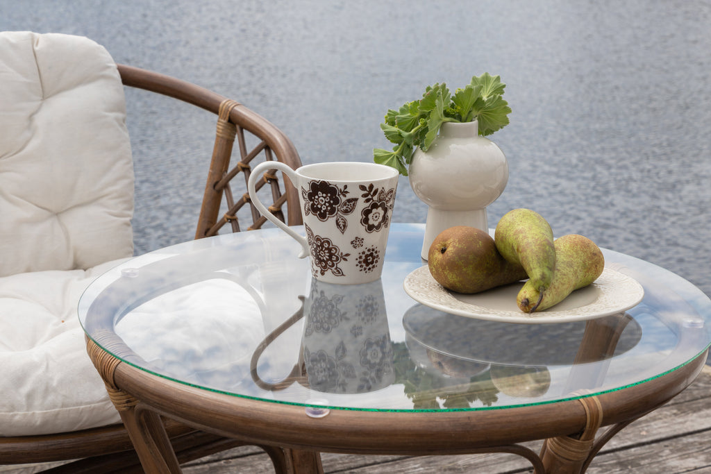 Wera cafégrupp 2+1 i rotting med benvita dynor