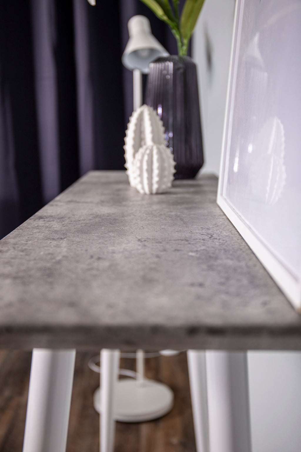 Edge sidobord vitt med betongutseende