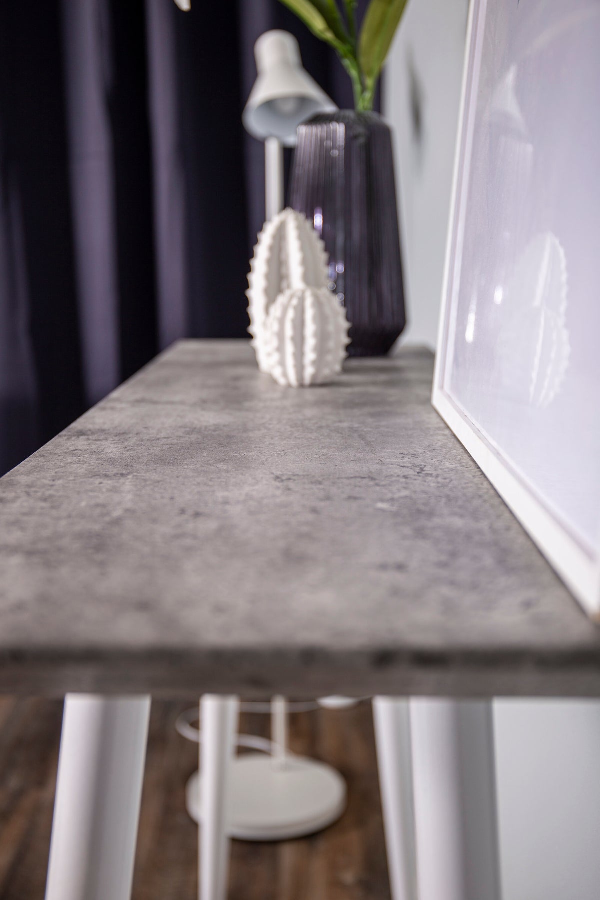Edge sidobord vitt med betongutseende