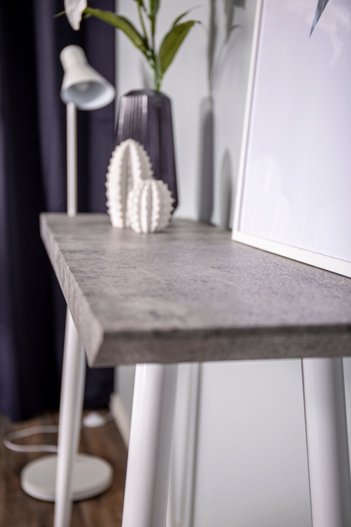 Edge sidobord vitt med betongutseende