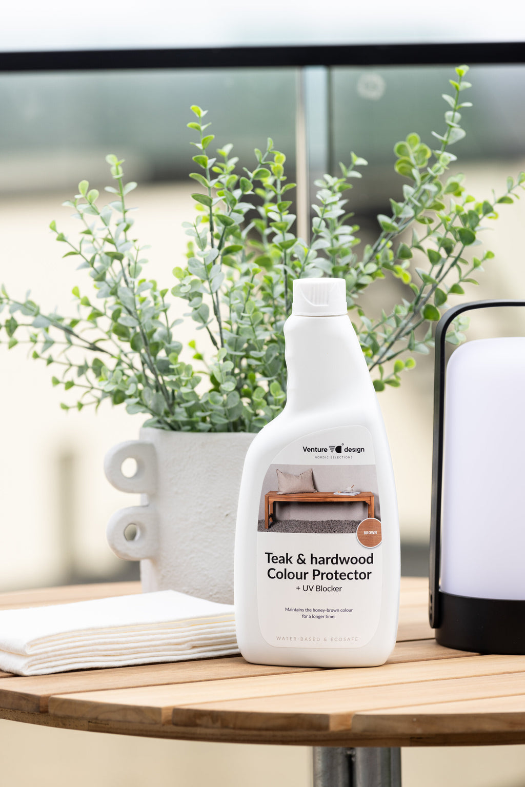 Bold färgbevarande skyddsmedel med UV-skydd för teak och andra hårda träslag 750 ml brunt