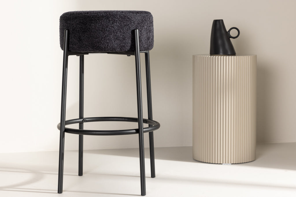 Tucson barstol svart bouclé med svarta ben, FSC 100 %