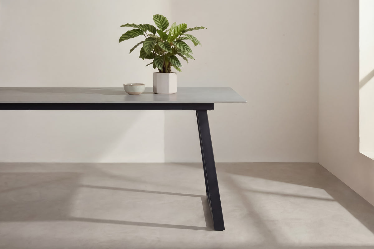 Estelle matbord 200x90 cm svart/mörkgrå
