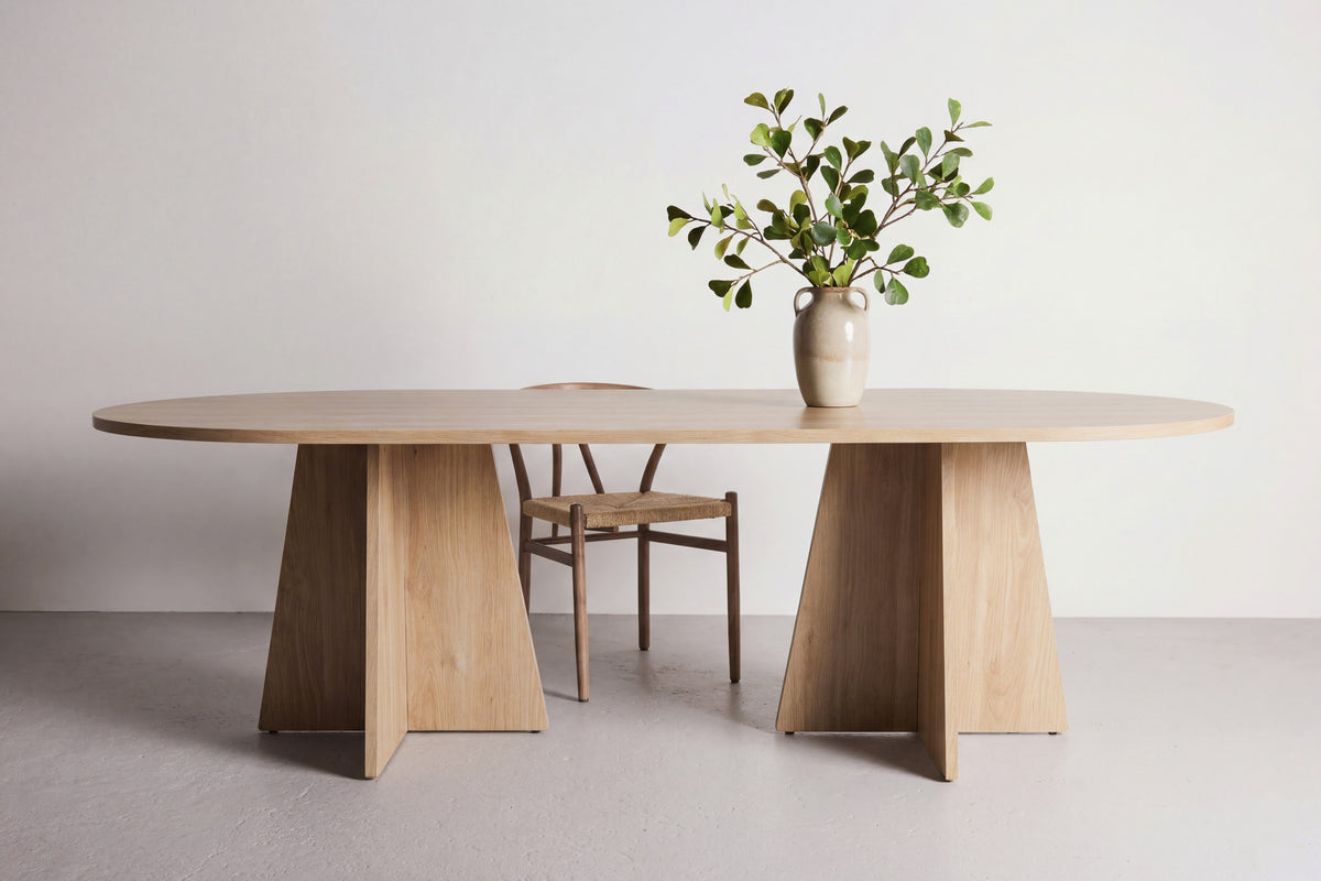 Bootcut ovalt matbord naturfärgad MDF
