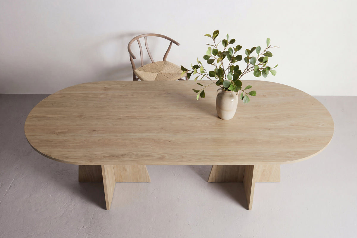 Bootcut ovalt matbord naturfärgad MDF
