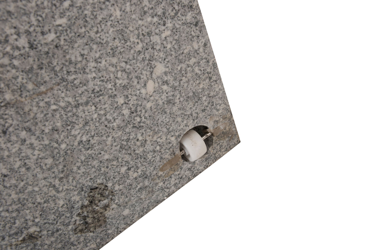 Stathera parasollfot i grovhuggen granit grå
