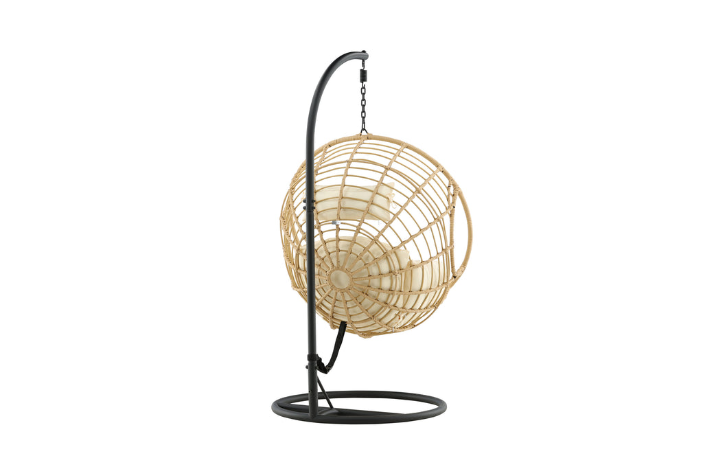 Viga rund hängstol naturfärgad konstrotting med svart stomme och benvit dyna