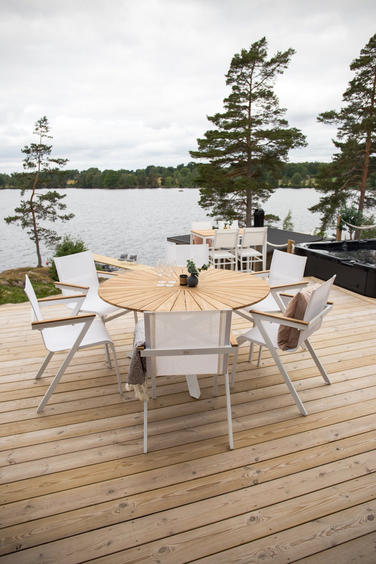 Mexico matgrupp Ø140 cm vit/teak med 6 stapelbara karmstolar