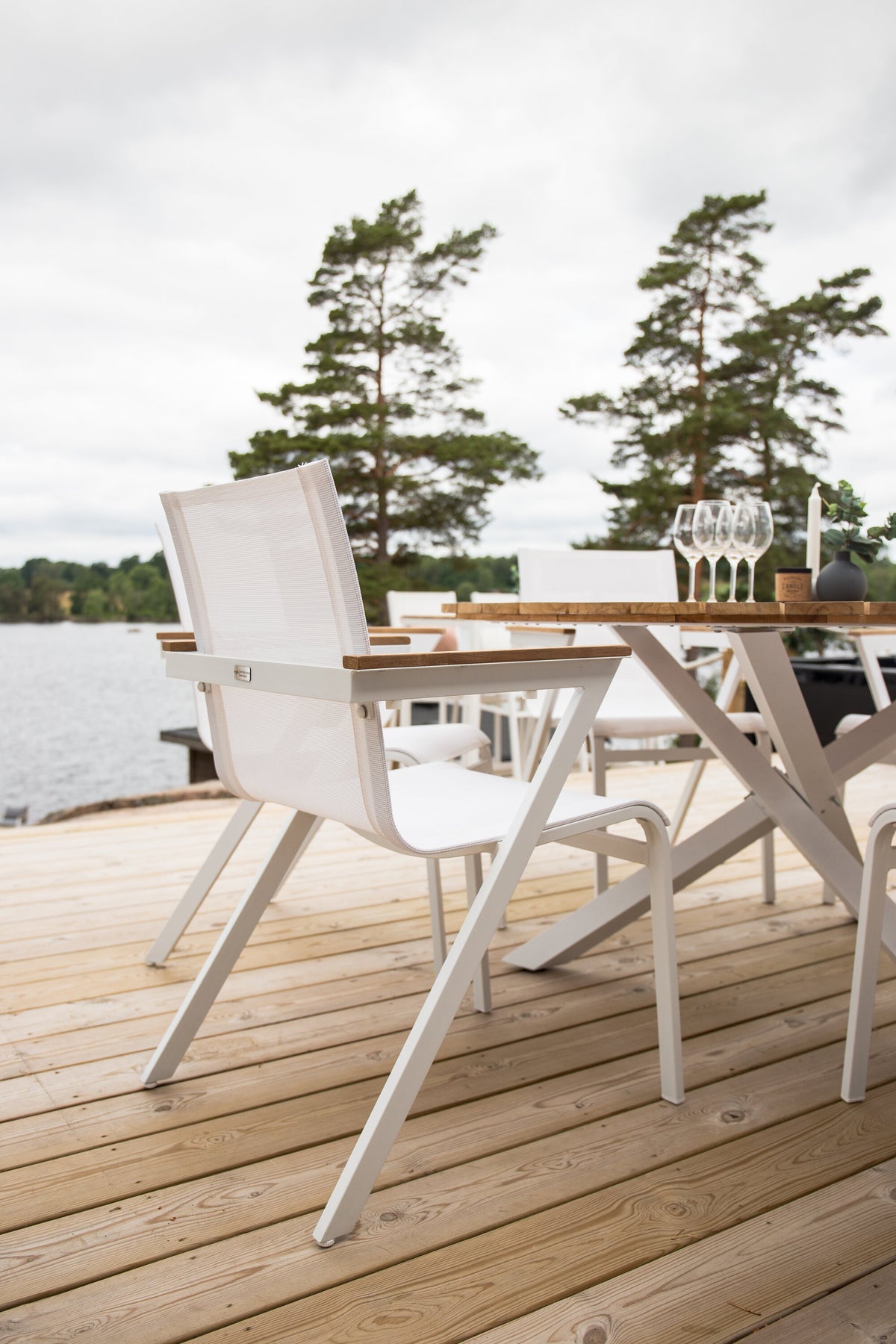 Mexico matgrupp Ø140 cm vit/teak med 6 stapelbara karmstolar