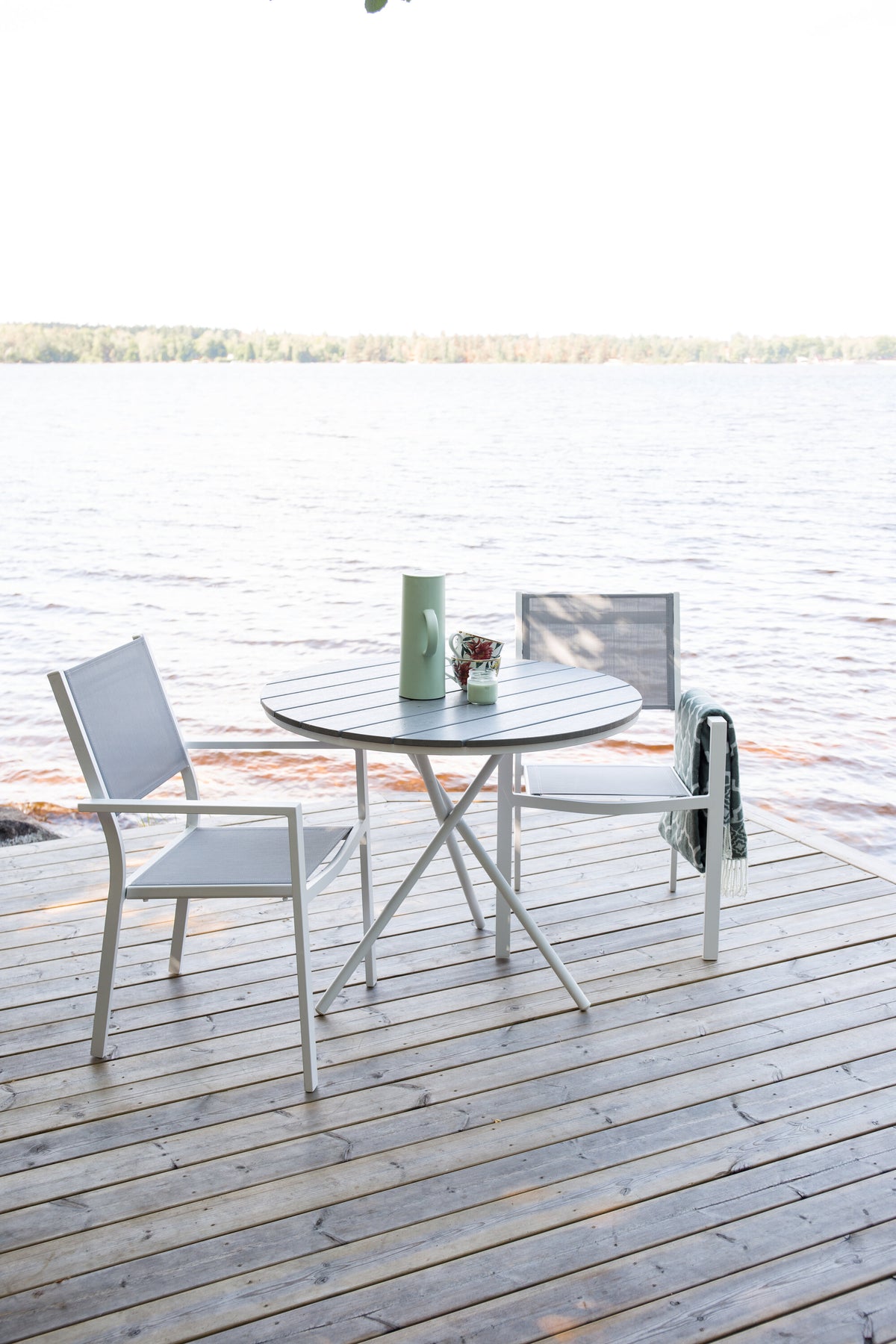 Parma cafébord ø90 vit aluminium/grå aintwood med Copacabana karmstol stapelbar vit