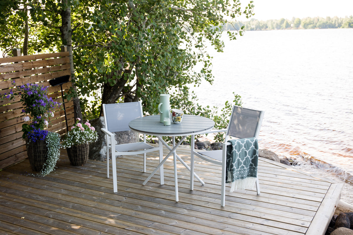 Parma cafébord ø90 vit aluminium/grå aintwood med Copacabana karmstol stapelbar vit