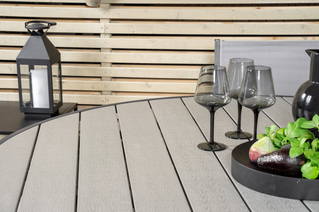 Parma matbord svart aluminium/grå aintwood Ø140 cm med Copacabana karmstol (stapelbar)