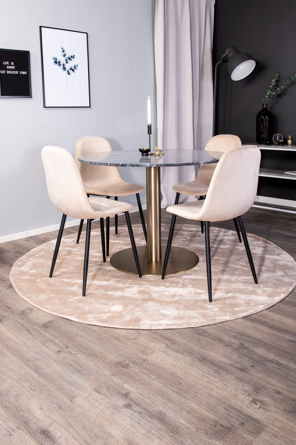 Estelle runt matbord borstad mässing/svart marmor Ø106xH75 med Polar matstol svarta ben/beige sammet 4