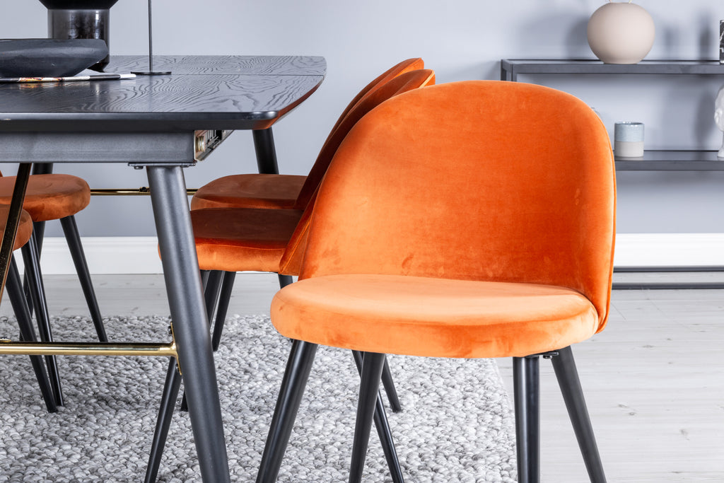 Gold utdragbart bord 180/220x85xH76 svart faner med svarta ben och mässingsdetaljer med 6 Velvet matstolar orange