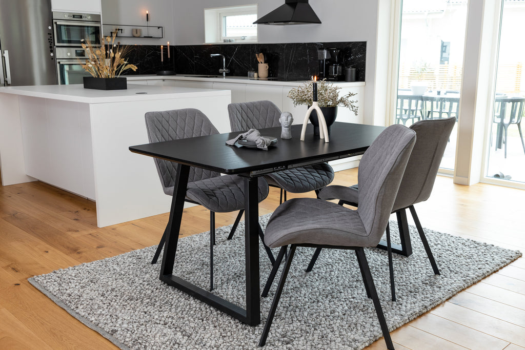 Inca utdragbart matbord svart med 4 Gemma Dining Chair grå tyg