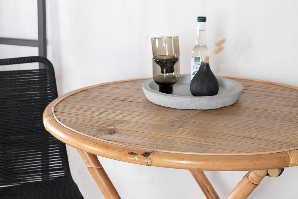 Cane cafébord Ø80cm bambu med Lindos stapelstol svart aluminium/svart rep 2-pack