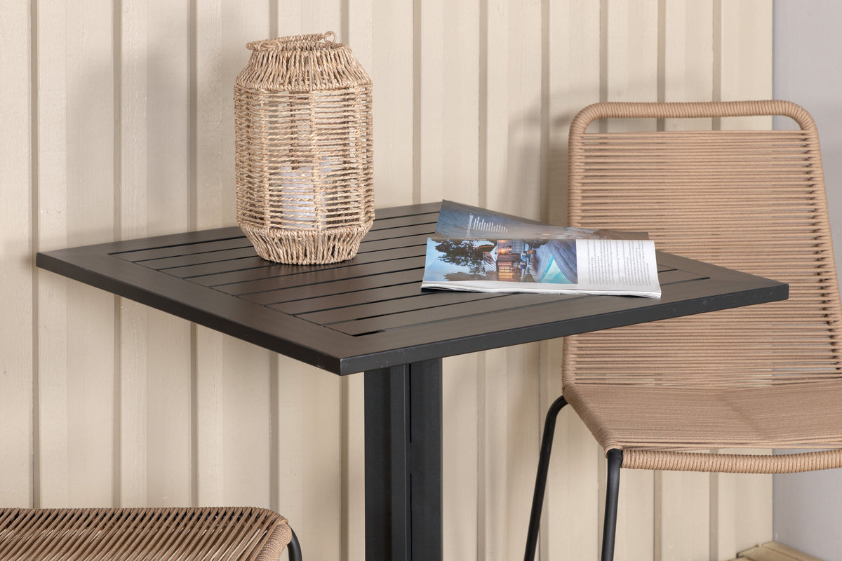 Way cafébord 70x70 med 2 Lindos stapelbar stol svart aluminium/latte rep