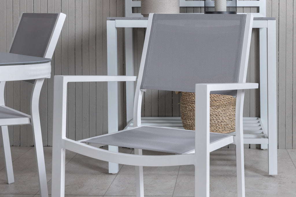 Virya matbord vit aluminium/grått glas med 4 Copacabana stapelbara stolar vit/grå