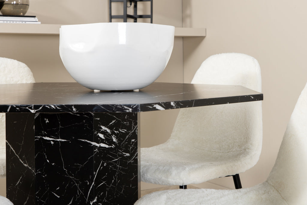 Marbs rund matgrupp med 4 Polar Fluff stolar svart marmorerat glas och vit teddy