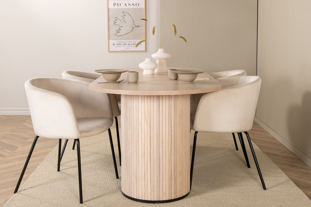 Bianca oval matgrupp med 4 Berit-stolar vitlaserad och svart faner med beige sammet