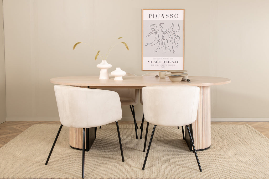 Bianca oval matgrupp med 4 Berit-stolar vitlaserad och svart faner med beige sammet
