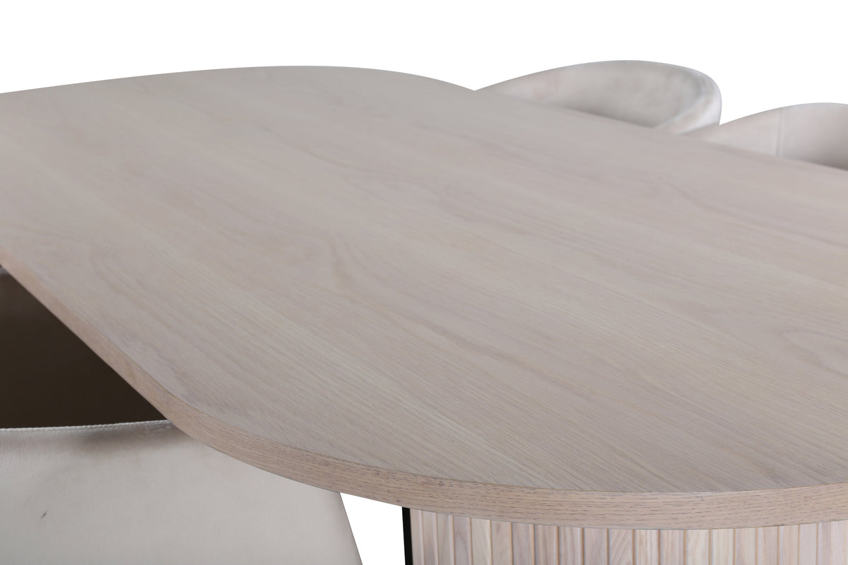 Bianca oval matgrupp med 4 Berit-stolar vitlaserad och svart faner med beige sammet
