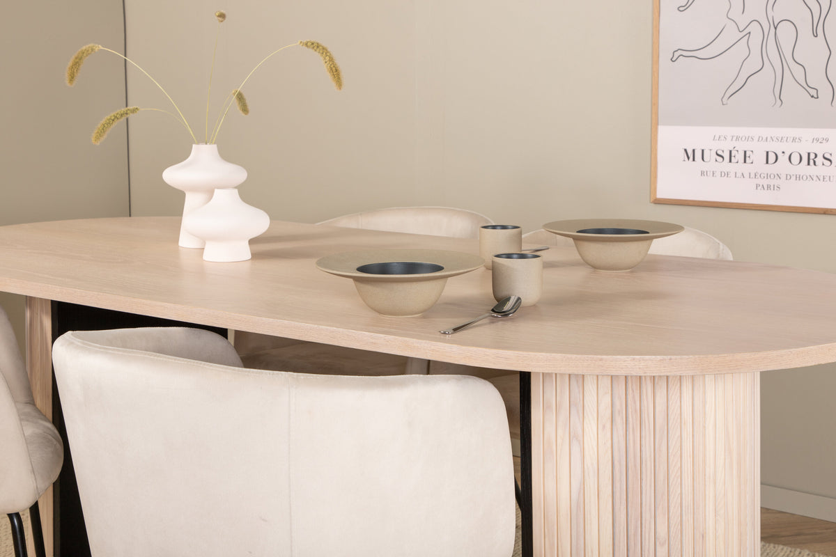 Bianca oval matgrupp med 4 Berit-stolar vitlaserad och svart faner med beige sammet