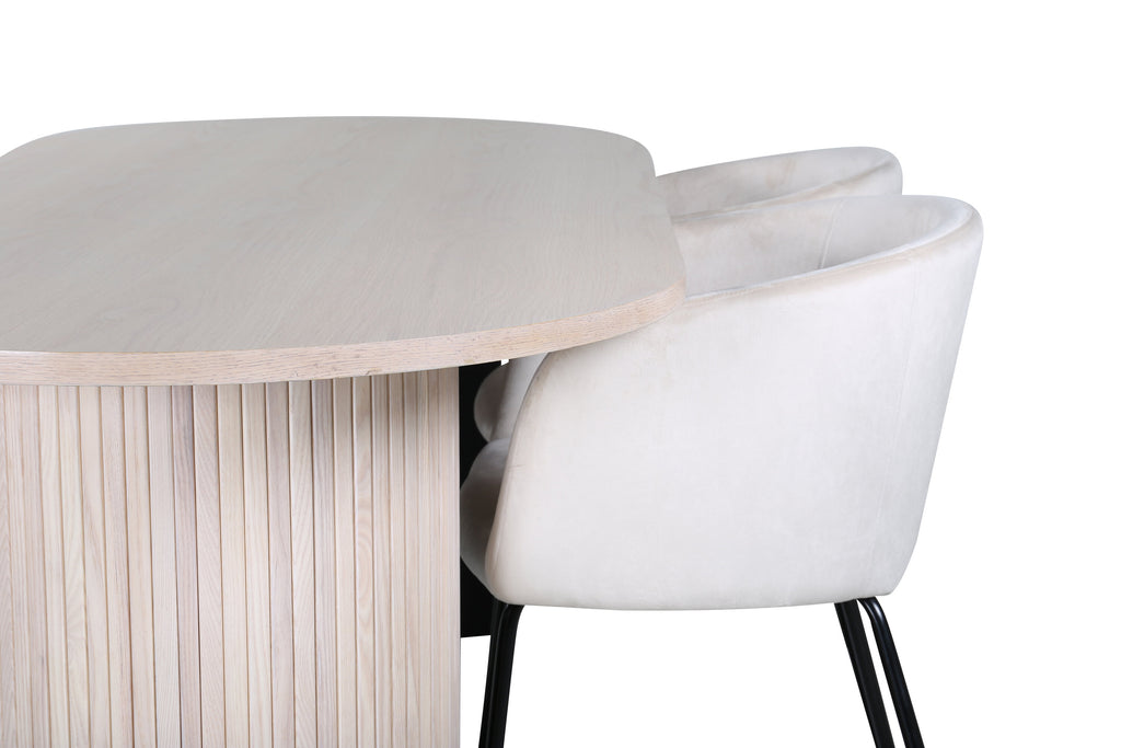 Bianca oval matgrupp med 4 Berit-stolar vitlaserad och svart faner med beige sammet